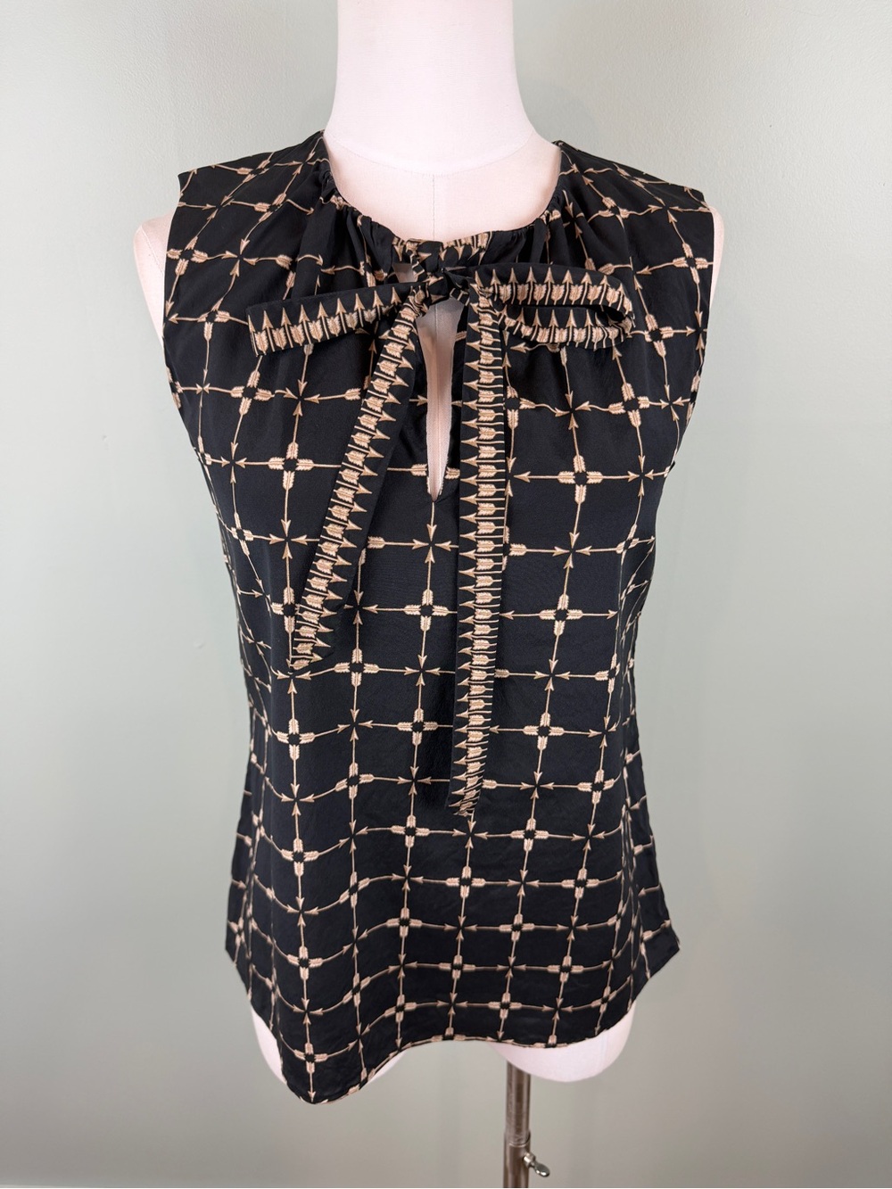Tory Burch Sleeveless Black & Cream Bow Neck Arrow print Silk Top Sz 6 Office